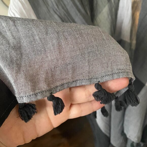 Lululemon Sun To Moon Scarf in Grey and Black - Picture 6 of 6
